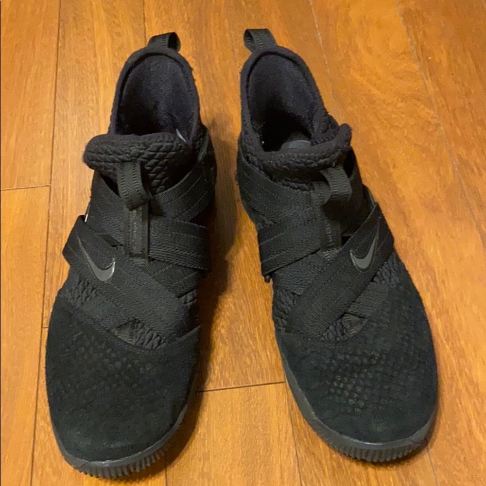Nike LeBron‘s all black straps no laces NO BOX